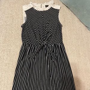Girls size 10 dress like new condition. Fits below the knee.